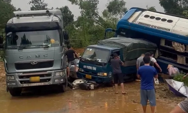 Sạt lở trên tuyến quốc lộ 2 tại địa phận xã Việt Vinh (đoạn km52 đường Hà Giang - Tuyên Quang) Bắc Quang, Hà Giang sáng 29/9 gây ách tắc cục bộ.