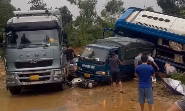 Sạt lở trên tuyến quốc lộ 2 tại địa phận xã Việt Vinh (đoạn km52 đường Hà Giang - Tuyên Quang) Bắc Quang, Hà Giang sáng 29/9 gây ách tắc cục bộ.