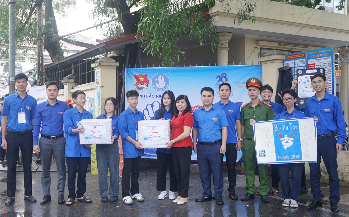 Tuổi trẻ cả nước ra quân "Tiếp sức mùa thi" tốt nghiệp THPT năm 2024 ảnh 9 Tuổi trẻ cả nước ra quân "Tiếp sức mùa thi" tốt nghiệp THPT năm 2024 ảnh 9