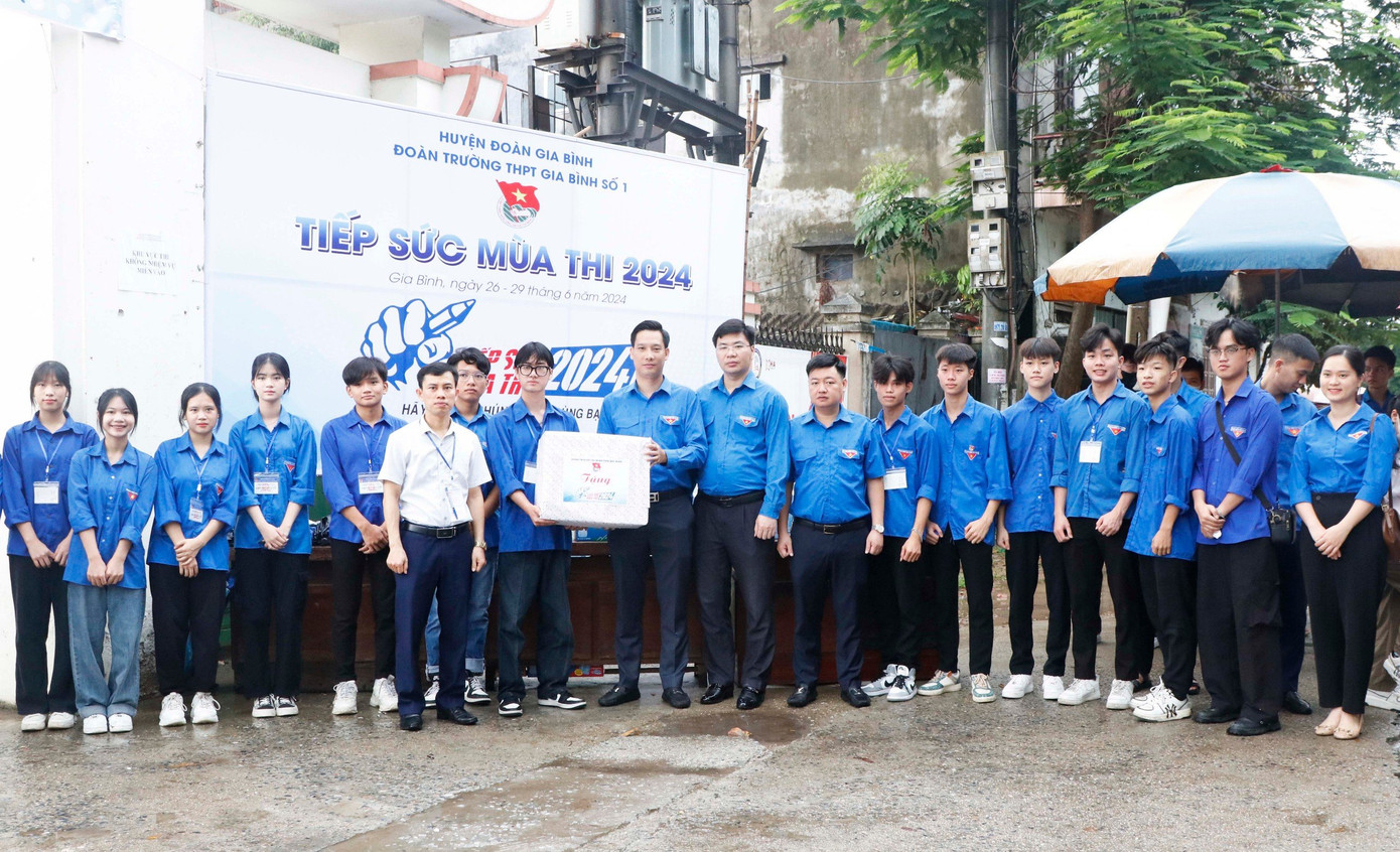 Đồng chí Nguyễn Bảo Đại, Phó Bí thư tỉnh Đoàn thăm tặng quà đội thanh niên tình nguyện. Đồng chí Nguyễn Bảo Đại, Phó Bí thư tỉnh Đoàn thăm tặng quà đội thanh niên tình nguyện.