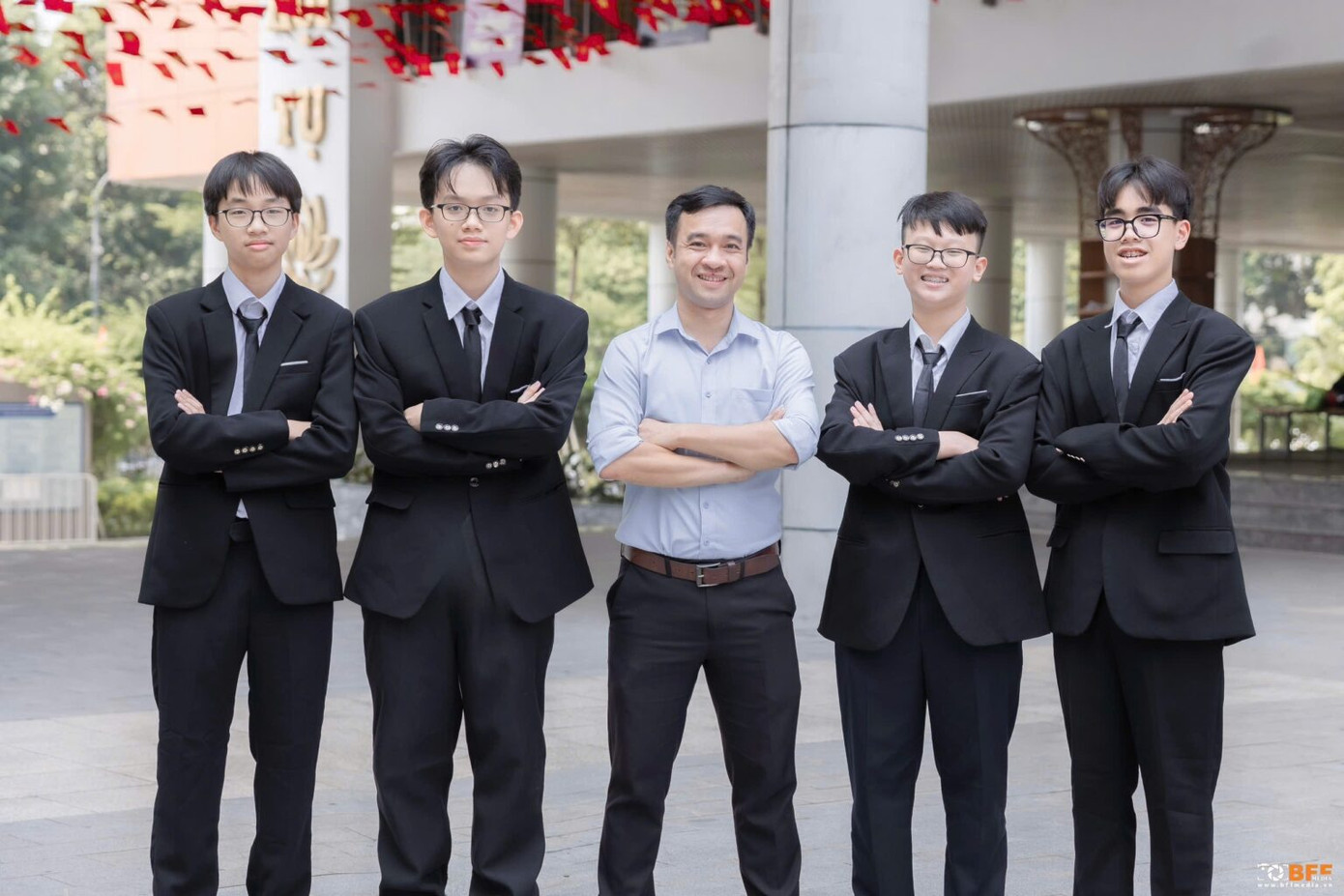 Quang Anh cùng thầy giáo Thiều Quang Tùng - thầy giáo chủ nhiệm, đồng thời là giáo viên giảng dạy bộ môn Toán đã đồng hành cùng em trong suốt bốn năm qua. Quang Anh cùng thầy giáo Thiều Quang Tùng - thầy giáo chủ nhiệm, đồng thời là giáo viên giảng dạy bộ môn Toán đã đồng hành cùng em trong suốt bốn năm qua.