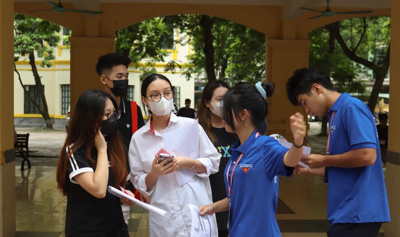 Thí sinh được các bạn thanh niên tình nguyện nhiệt tình giúp đỡ tại các điểm thi.