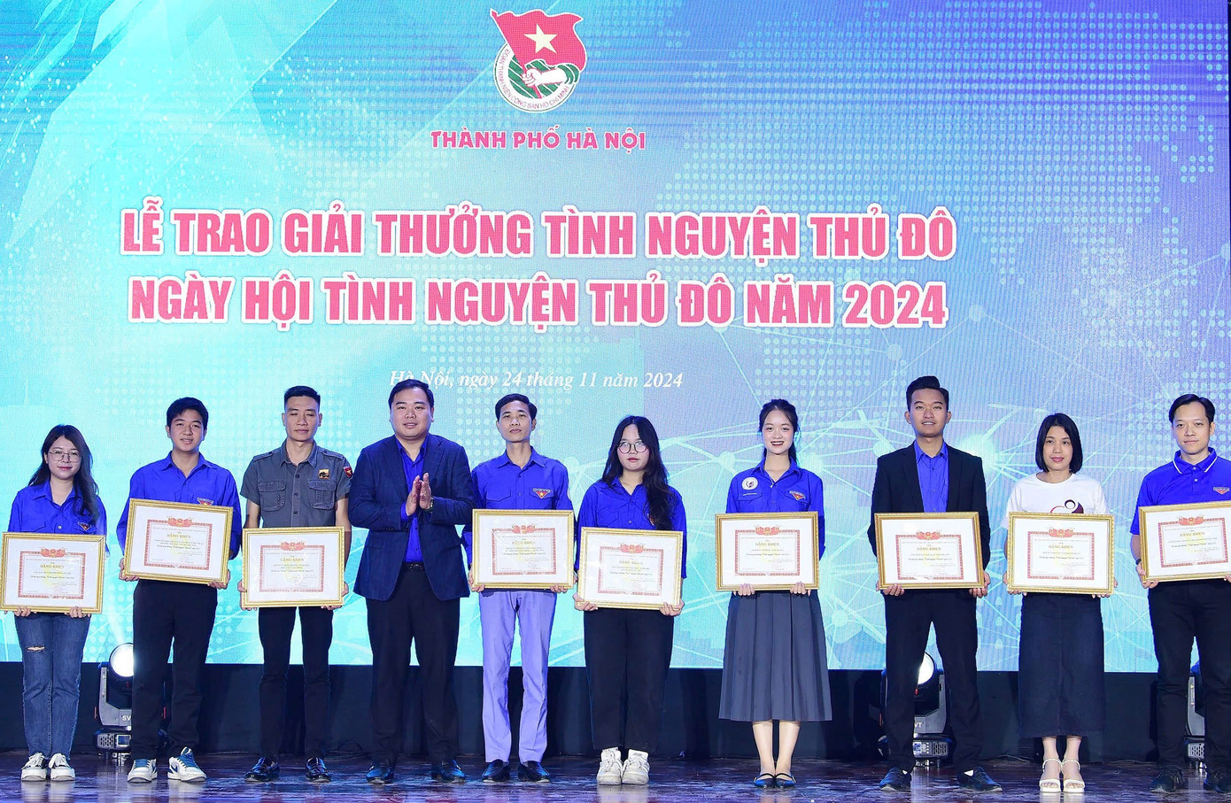 Đồng chí Nguyễn Xuân Hiếu, Ủy viên Ban Chấp hành, Phó Trưởng Ban Đoàn kết tập hợp Thanh niên T.Ư Đoàn, Phó Chủ tịch T.Ư Hội Liên hiệp thanh niên Việt Nam tặng Bằng khen cho các cá nhân, tập thể.