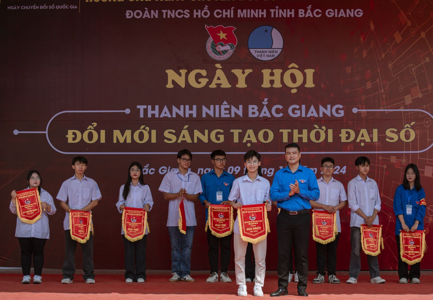BTC Ngày hội trao giải thưởng trưng bày sản phẩm Sáng tạo khoa học kỹ thuật cùng chuyển đổi số. BTC Ngày hội trao giải thưởng trưng bày sản phẩm Sáng tạo khoa học kỹ thuật cùng chuyển đổi số.
