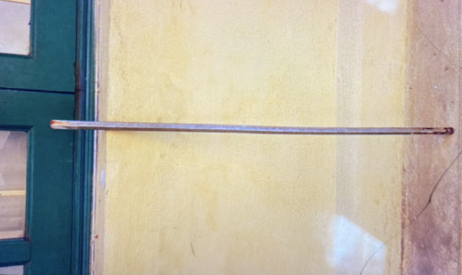 Thanh sắt dài đâm xuyên hậu môn, gây thủng trực tràng nam sinh lớp 6. (Ảnh: Bệnh viện cung cấp cho báo chí) Thanh sắt dài đâm xuyên hậu môn, gây thủng trực tràng nam sinh lớp 6. (Ảnh: Bệnh viện cung cấp cho báo chí)