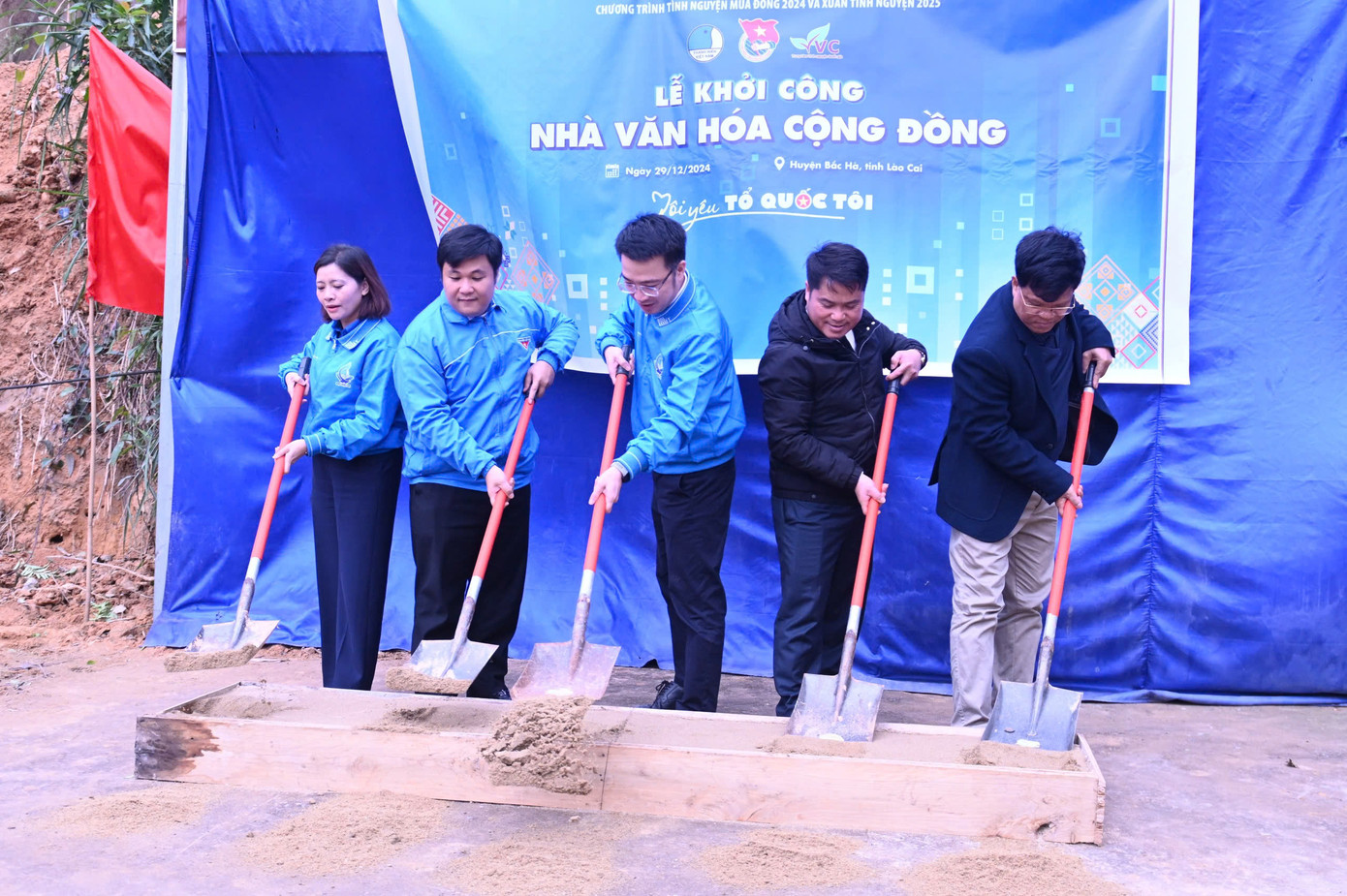 Các đồng chí lãnh đạo khởi công Nhà văn hoá cộng đồng tại xã Nậm Khánh, huyện Bắc Hà, tỉnh Lào Cai.