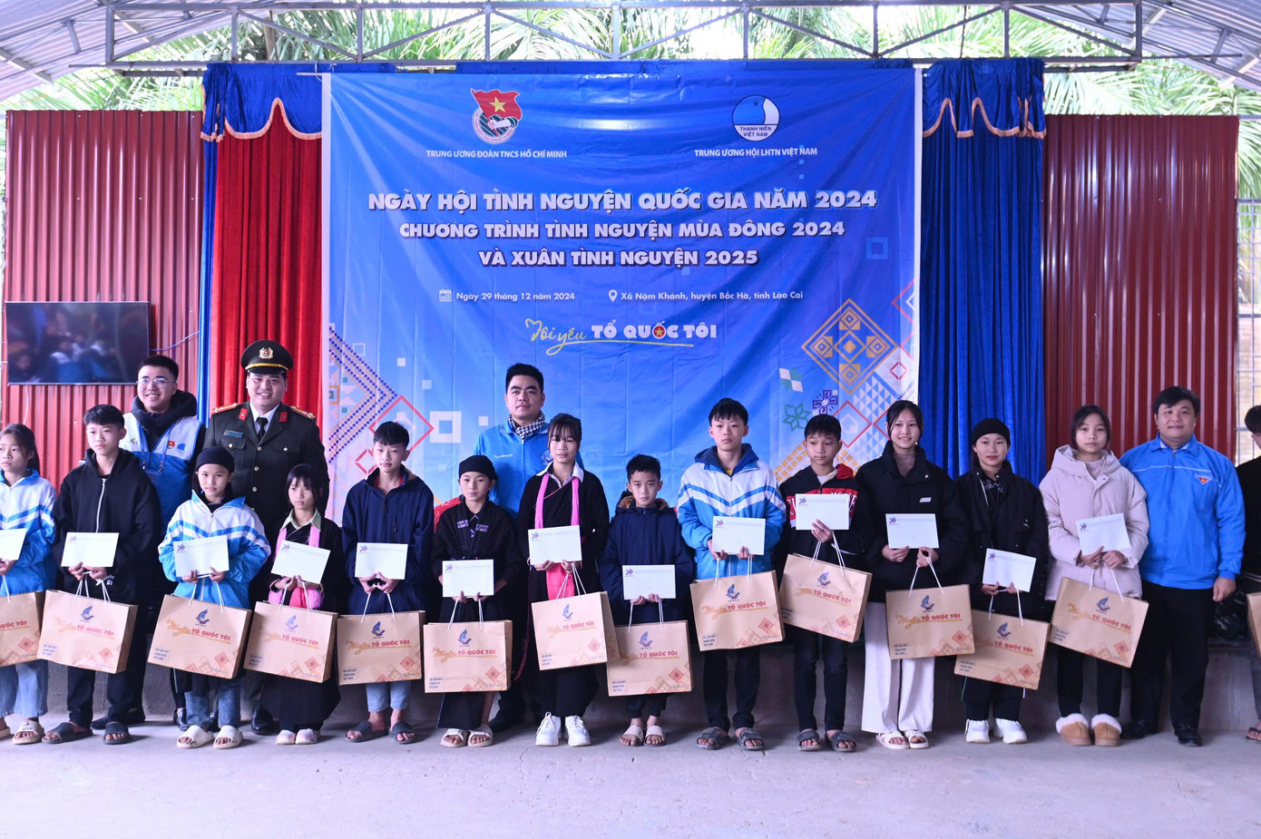 Đồng chí Nguyễn Thái An, Uỷ viên BTV, Trưởng Ban Tuyên giáo T.Ư Đoàn (bìa phải) cùng các đại biểu tặng quà cho các em học sinh tại xã Nậm Khánh,huyện Bắc Hà, tỉnh Lào Cai.