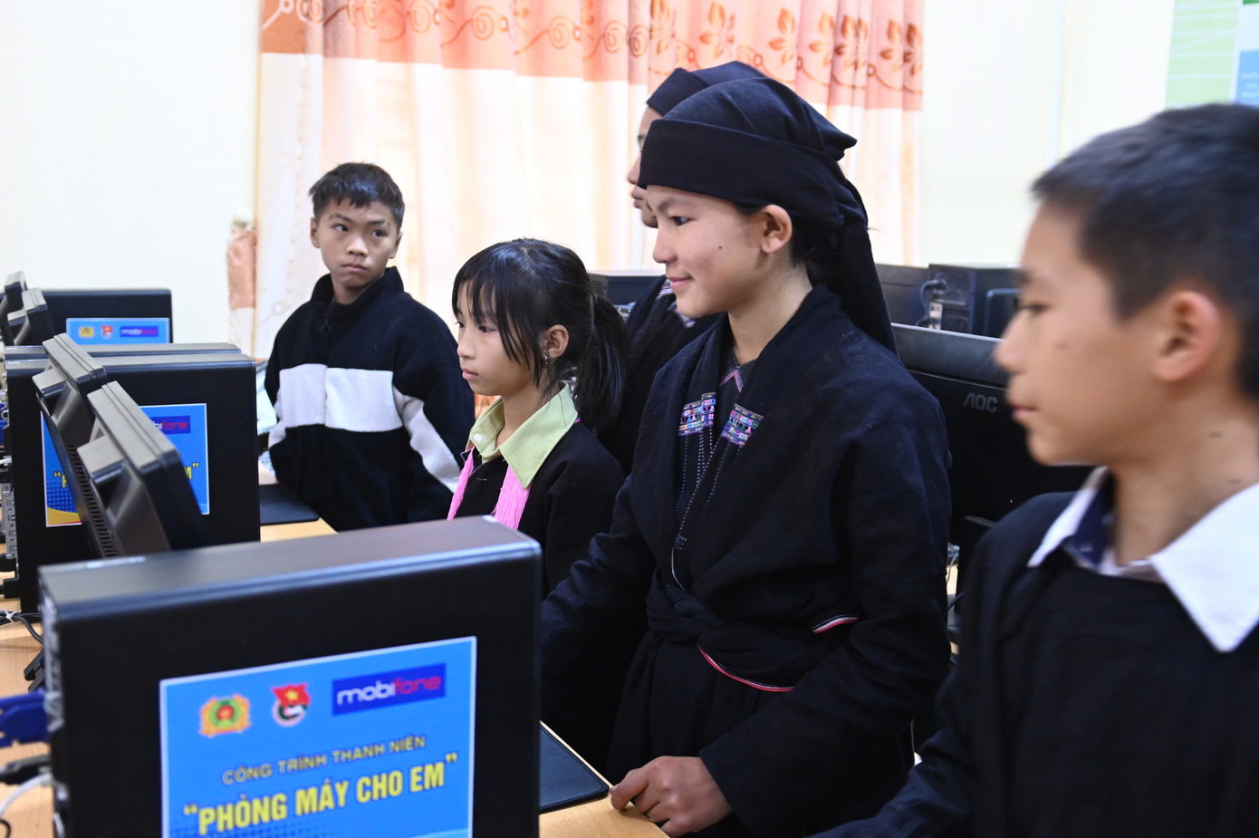 Đồng chí Nguyễn Tường Lâm, Bí thư Trung ương Đoàn, Chủ tịch Trung ương Hội LHTN Việt Nam cùng các đại biểu Khánh thành Phòng máy tính cho em tại trường Phổ thông Dân tộc Bán trú tiểu học Nậm Khánh, huyện Bắc Hà, tỉnh Lào Cai.