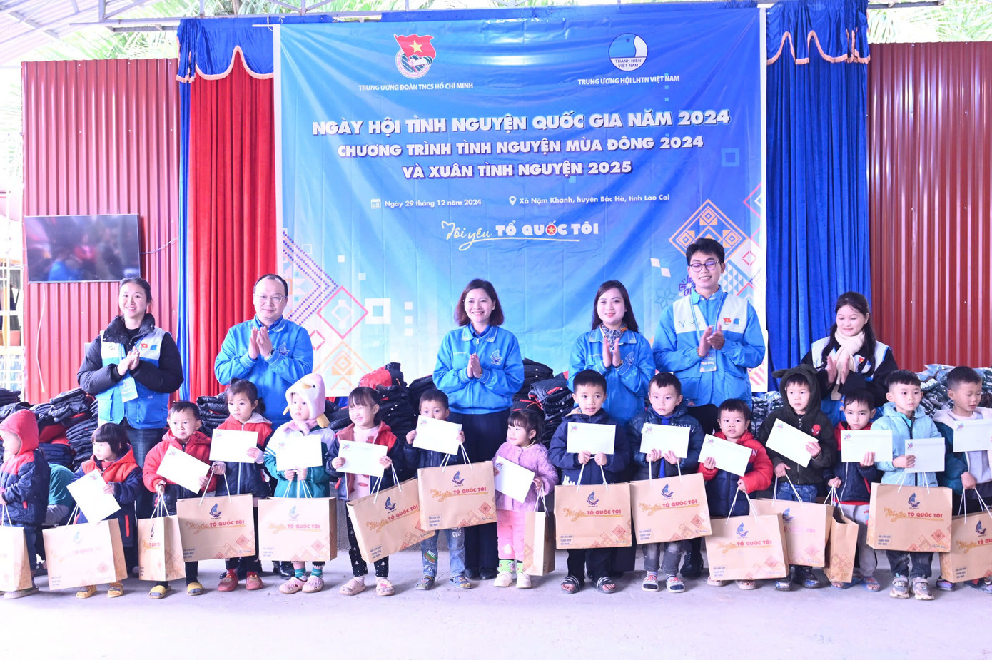 Các đồng chí lãnh đạo tặng quà cho các em học sinh Trường Phổ thông Dân tộc Bán trú Nậm Khánh, huyện Bắc Hà, tỉnh Lào Cai.