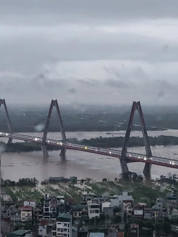 Khu vực cầu Nhật Tân sáng nay 10/9. (Ảnh: Nguyễn Chính Nghĩa)