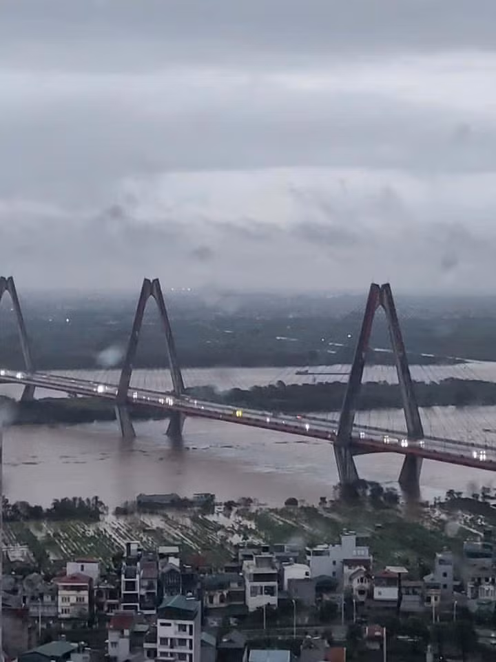 Khu vực cầu Nhật Tân sáng nay 10/9. (Ảnh: Nguyễn Chính Nghĩa) Khu vực cầu Nhật Tân sáng nay 10/9. (Ảnh: Nguyễn Chính Nghĩa)