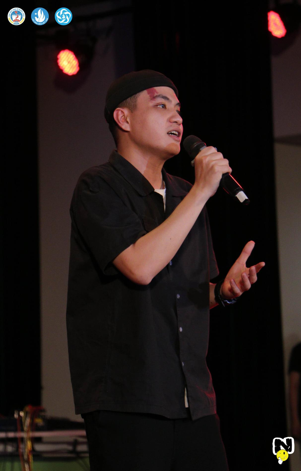 Kiên Trịnh cháy hết mình cùng các bạn trẻ ĐH Kinh tế Quốc dân. Kiên Trịnh cháy hết mình cùng các bạn trẻ ĐH Kinh tế Quốc dân.