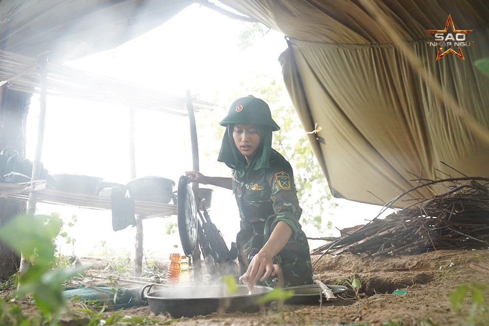 Thiên Ân được đồng đội khen nức nở “đủ tiêu chuẩn lấy chồng” khi tự tay đứng bếp xào nấu.