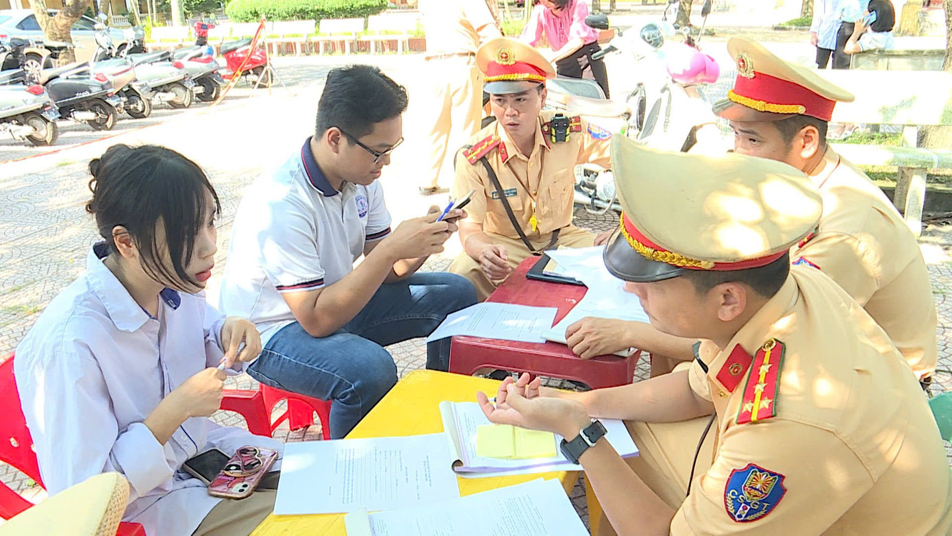 Công an Vĩnh Phúc làm việc với học sinh vi phạm.