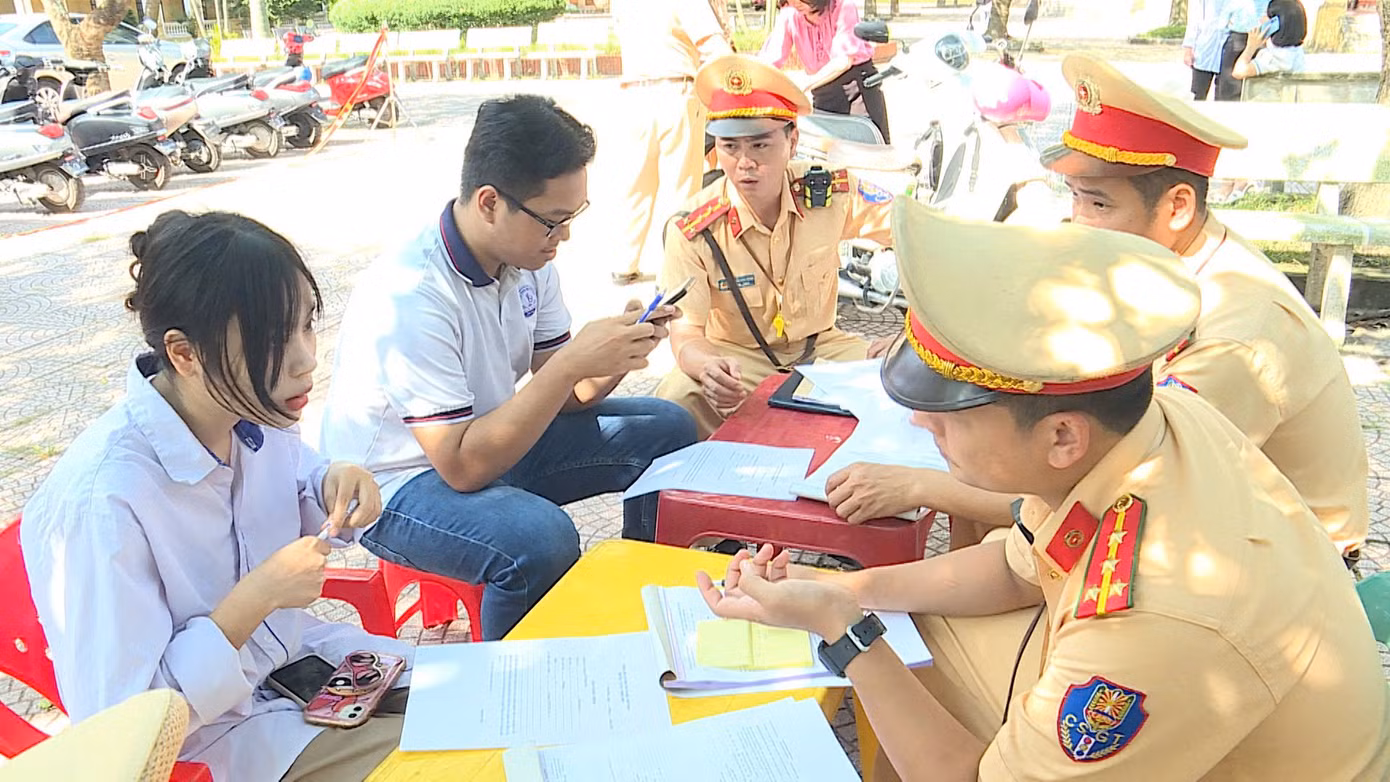 Công an Vĩnh Phúc làm việc với học sinh vi phạm.