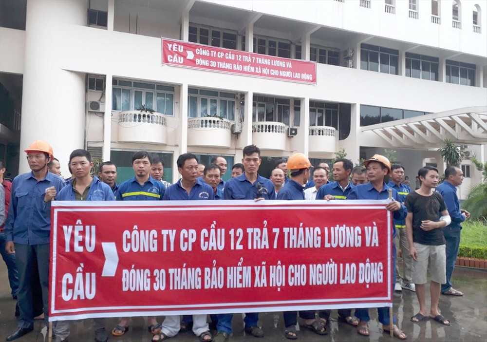 Người lao động chật vật đi đòi doanh nghiệp nợ BHXH. Người lao động chật vật đi đòi doanh nghiệp nợ BHXH.
