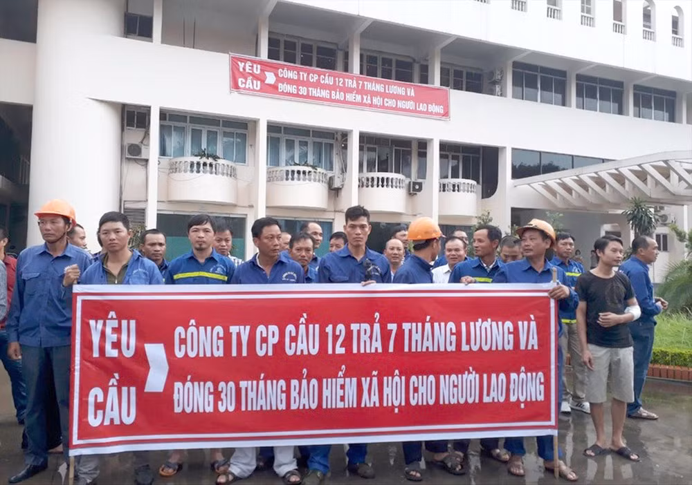 Người lao động chật vật đi đòi doanh nghiệp nợ BHXH.