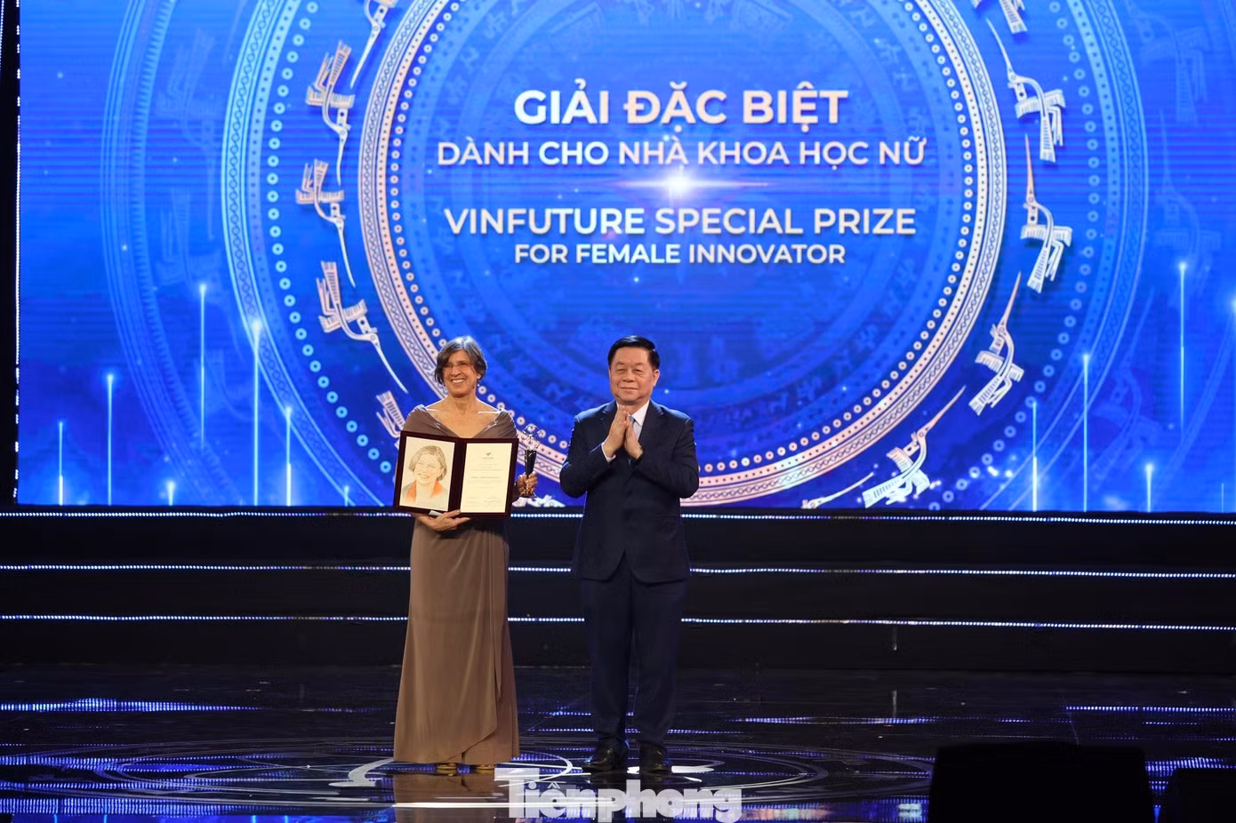 Trưởng Ban Tuyên giáo T.Ư Nguyễn Trọng Nghĩa trao Giải Đặc biệt VinFuture 2022 dành cho nhà khoa học nữ cho công trình nghiên cứu đột phá của Giáo sư Pamela Christine Ronald (Hoa Kỳ). (Ảnh: Như Ý)