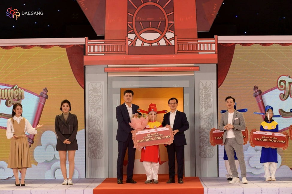 Đệ Nhất Trạng Nguyên nhận giải thưởng 200 triệu đồng tiền mặt của chương trình. Đệ Nhất Trạng Nguyên nhận giải thưởng 200 triệu đồng tiền mặt của chương trình.