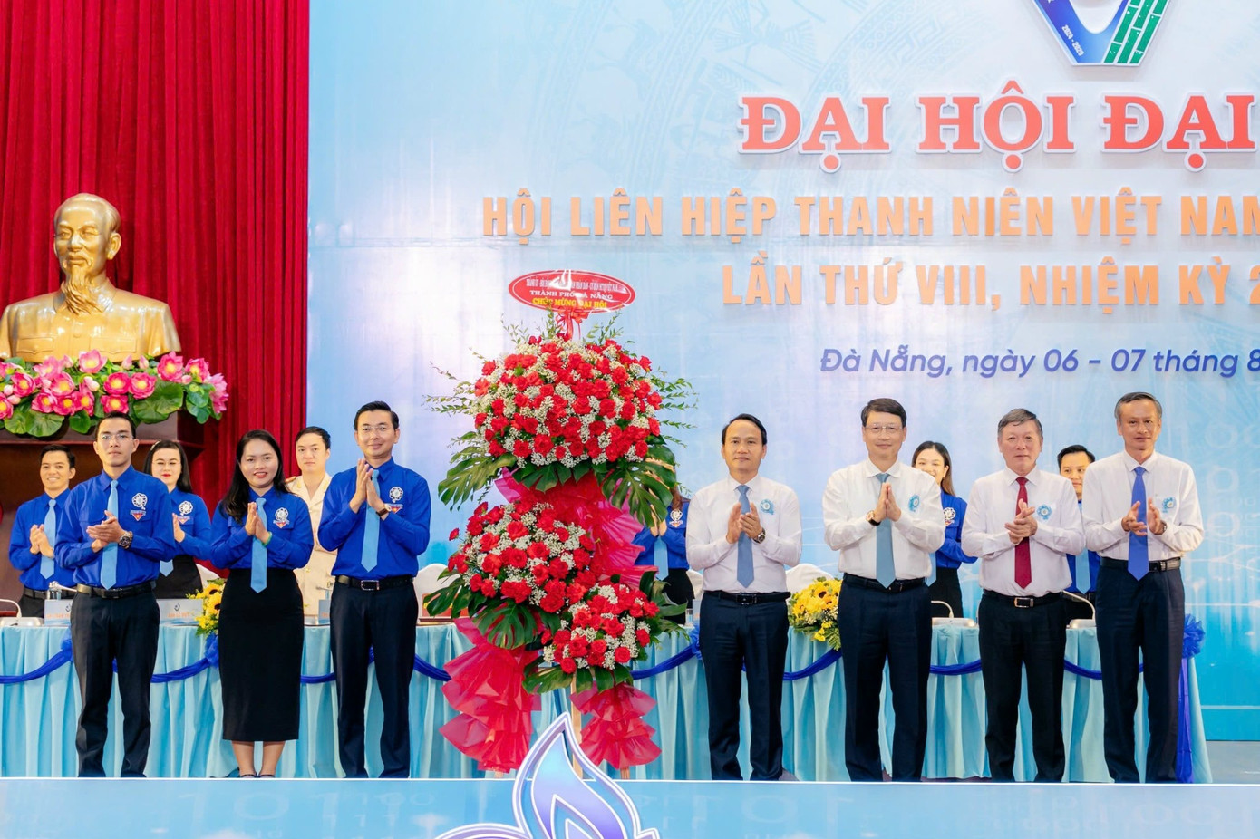 Lãnh đạo TP Đà Nẵng tặng hoa chúc mừng Đại hội.