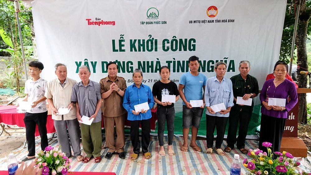 Trao quà cho các hộ gia đình chính sách tại xã Đú Sáng.