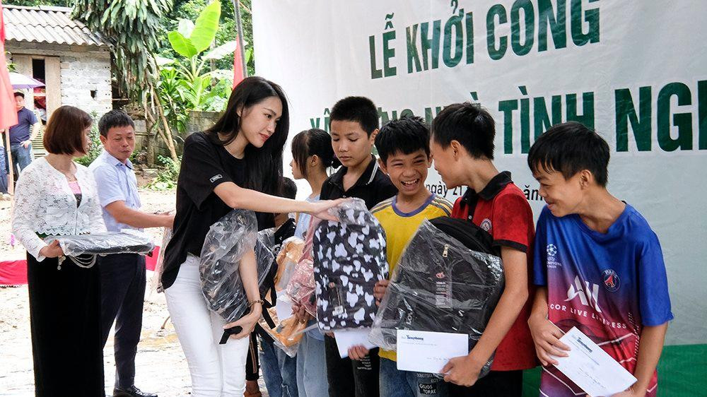 Người đẹp Doãn Hải My trao quà cho các em học sinh khó khăn của xã Đú Sáng.