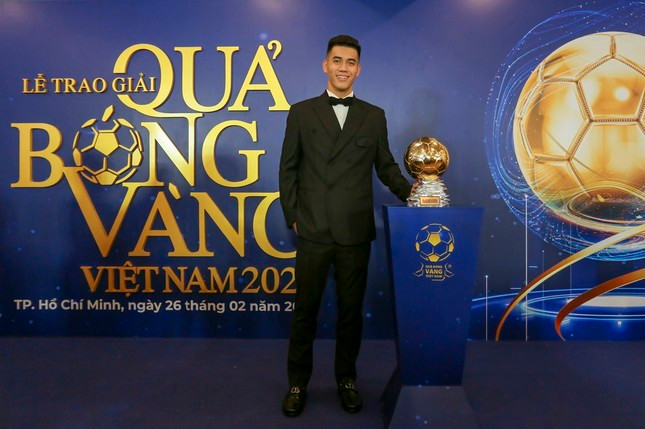 Danh hiệu Quả bóng Vàng Việt Nam 2024, được trao cho Nguyễn Tiến Linh, tiền đạo của CLB Becamex Bình Dương. Danh hiệu Quả bóng Vàng Việt Nam 2024, được trao cho Nguyễn Tiến Linh, tiền đạo của CLB Becamex Bình Dương.