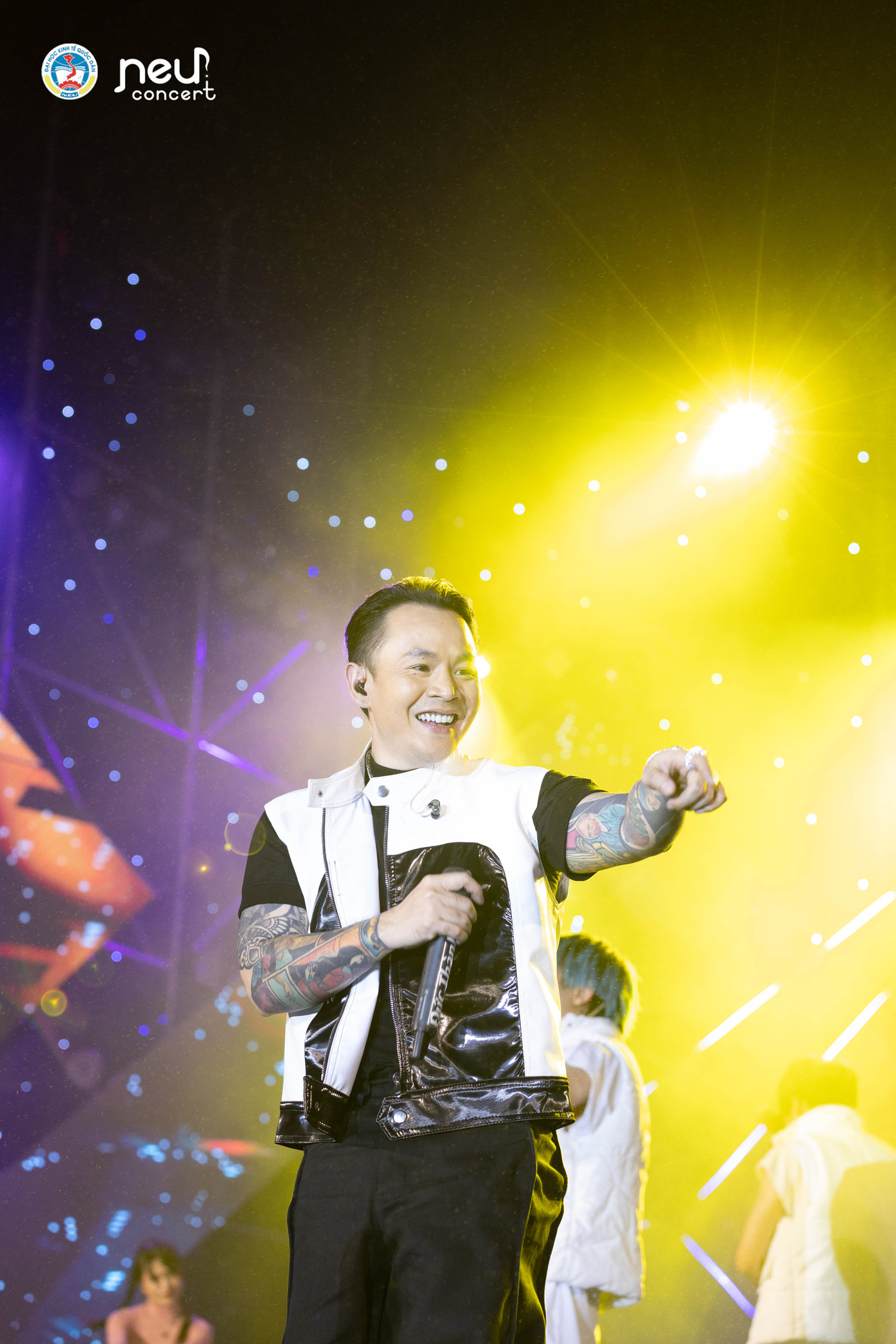 Những màn trình diễn cực nóng cực cháy của các nghệ sĩ nhà SpaceSpeakers. Những màn trình diễn cực nóng cực cháy của các nghệ sĩ nhà SpaceSpeakers.