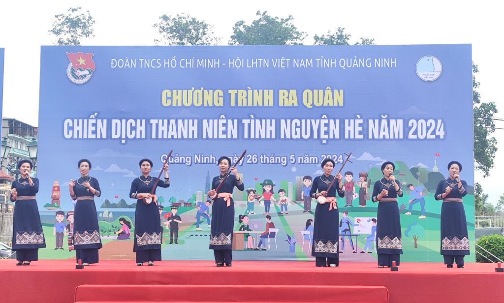 Tiết mục hát then của người dân tộc Tày tại Chương trình ra quân. Tiết mục hát then của người dân tộc Tày tại Chương trình ra quân.