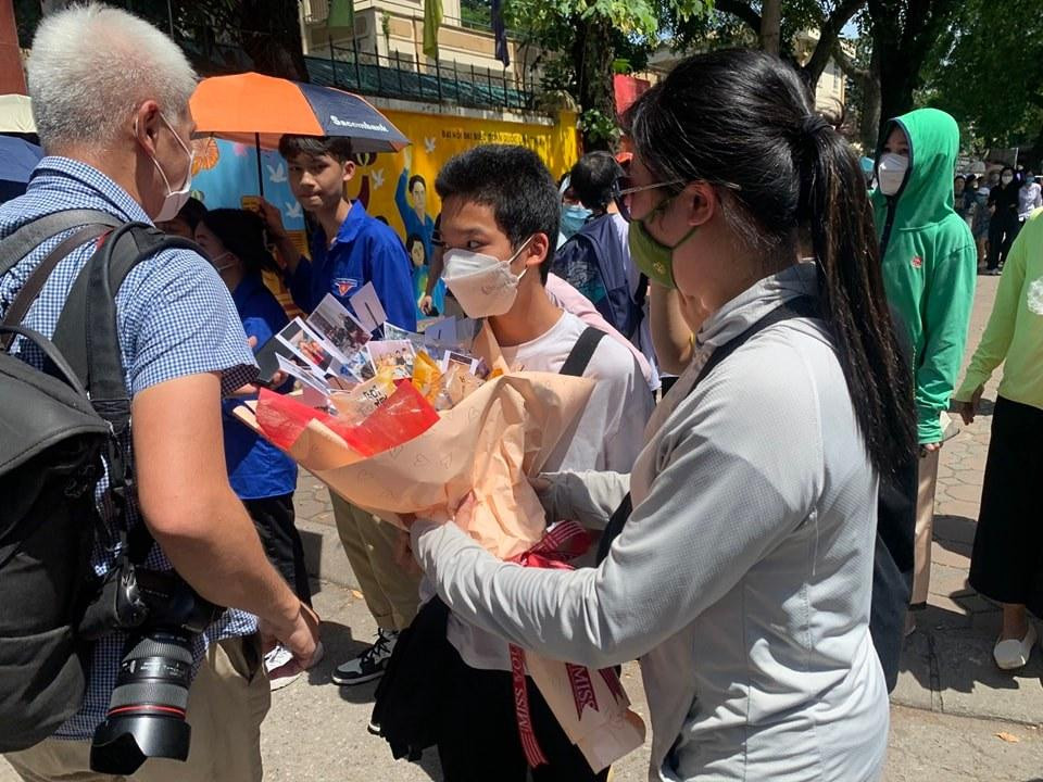 Thí sinh tham gia kỳ thi vào lớp 10 tại điểm thi THPT Lê Quý Đôn - Đống Đa. (Ảnh: Phương Thảo)