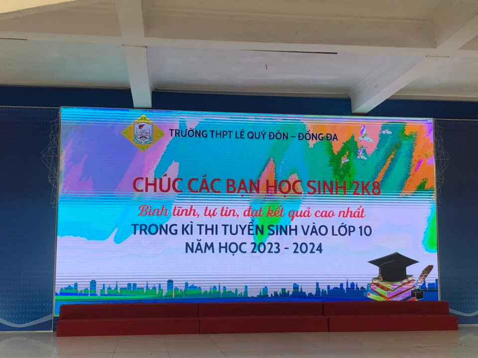Điểm thi trường THPT Lê Quý Đôn - Đống Đa gửi lời chúc qua màn hình LED cho thí sinh 2K8. Điểm thi trường THPT Lê Quý Đôn - Đống Đa gửi lời chúc qua màn hình LED cho thí sinh 2K8.