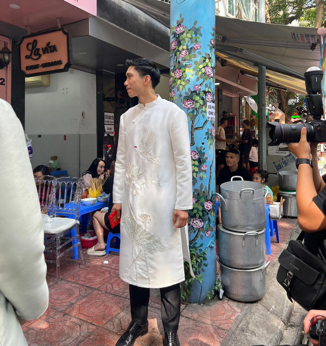 Đoàn Văn Hậu diện áo dài trắng, tới nhà Doãn Hải My hỏi cưới. Đoàn Văn Hậu diện áo dài trắng, tới nhà Doãn Hải My hỏi cưới.