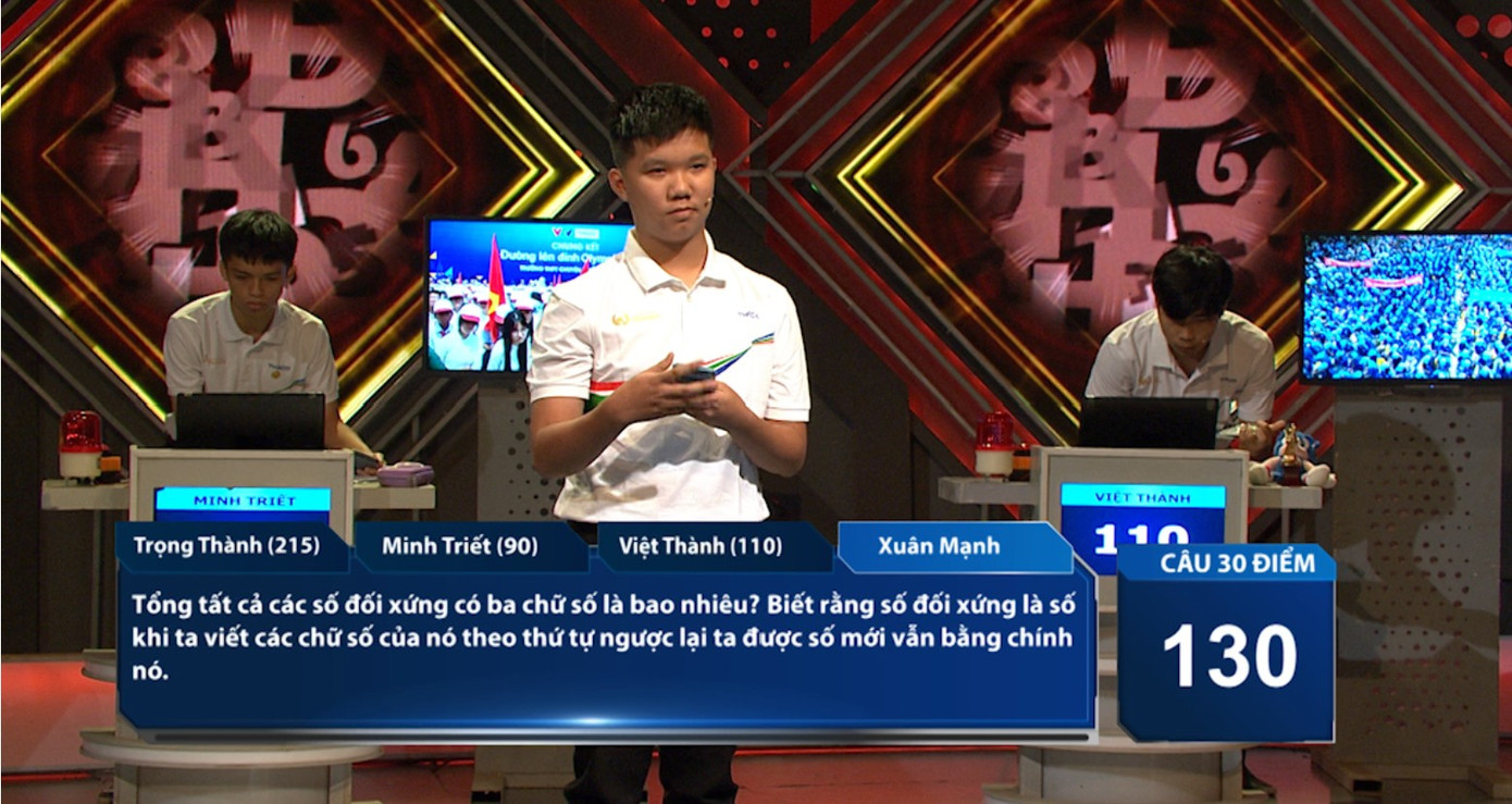 Đáp án chính xác của câu hỏi này là 49.500. Cách tính như sau: Số đối xứng có 3 chữ số có dạng aba, trong đó a có 9 cách chọn, b có 10 cách chọn. Do đó, 90 số đối xứng. Xếp 90 số thành một cột và tính tổng theo cột. Tổng các chữ số ở hàng đơn vị và tổng các chữ số ở hàng trăm đều bằng 10 x ( 1 + 2 + …. + 9) = 450. Tổng các chữ số ở hàng chục là 9 x (0+ 1 + ...+9) = 405. Vậy tổng các số đối xứng là 450 + 405 x10+40x100=49500. Đáp án chính xác của câu hỏi này là 49.500. Cách tính như sau: Số đối xứng có 3 chữ số có dạng aba, trong đó a có 9 cách chọn, b có 10 cách chọn. Do đó, 90 số đối xứng. Xếp 90 số thành một cột và tính tổng theo cột. Tổng các chữ số ở hàng đơn vị và tổng các chữ số ở hàng trăm đều bằng 10 x ( 1 + 2 + …. + 9) = 450. Tổng các chữ số ở hàng chục là 9 x (0+ 1 + ...+9) = 405. Vậy tổng các số đối xứng là 450 + 405 x10+40x100=49500.