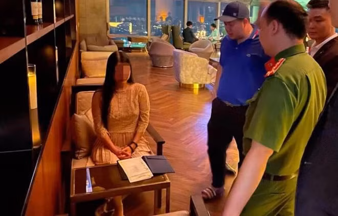 Công an Hà Nội và phía nhà hàng làm việc với cô gái. (Ảnh: Công an cung cấp cho báo chí)