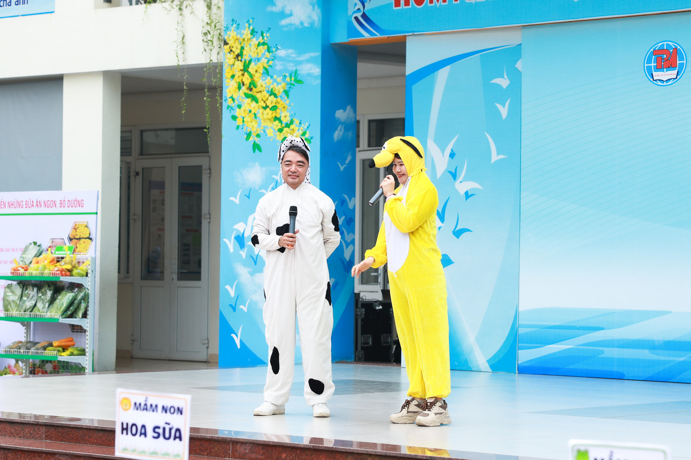 Thầy cô xuất hiện trong trang phục động vật gần gũi, dễ thương.