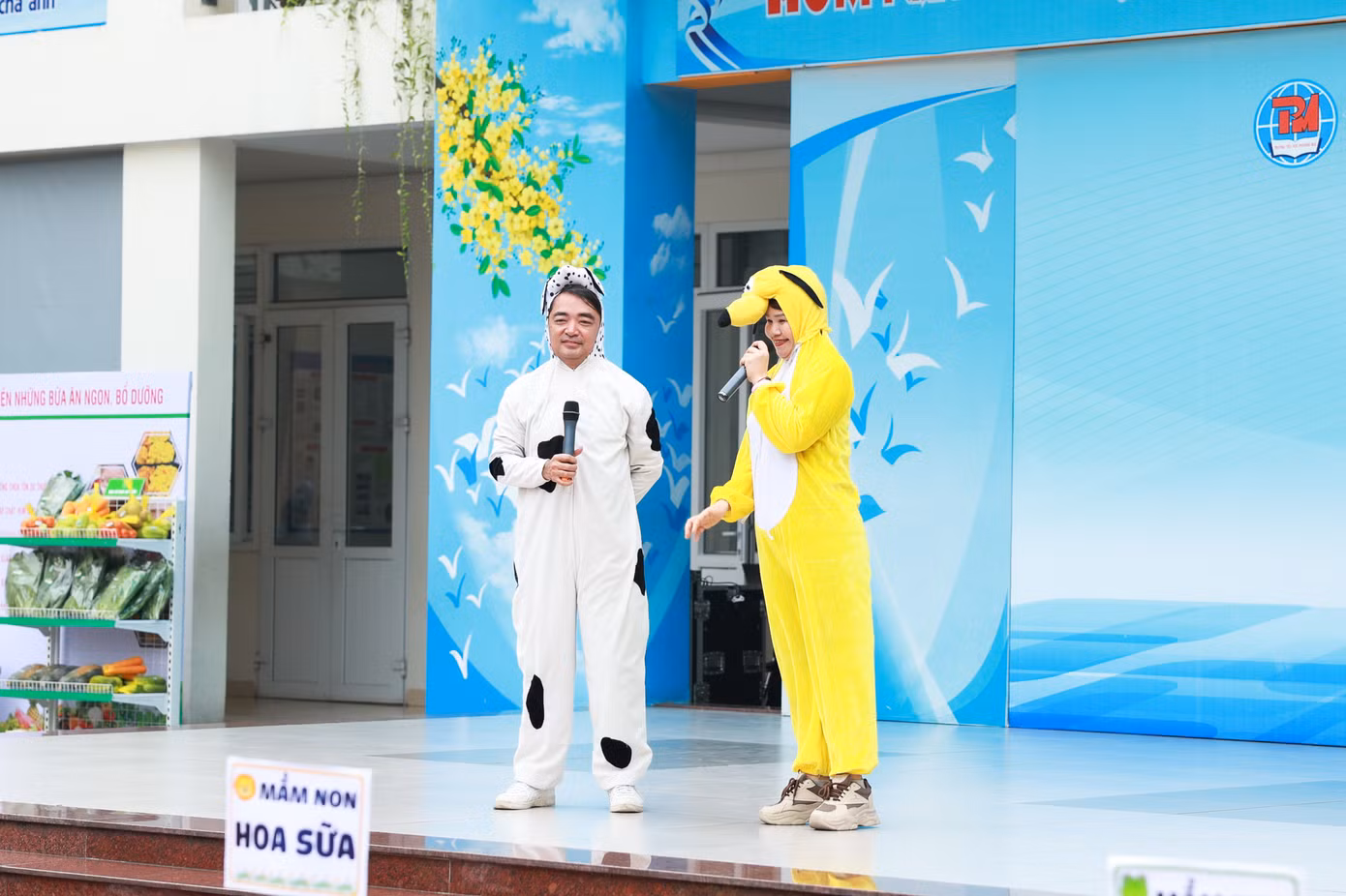 Thầy cô xuất hiện trong trang phục động vật gần gũi, dễ thương.