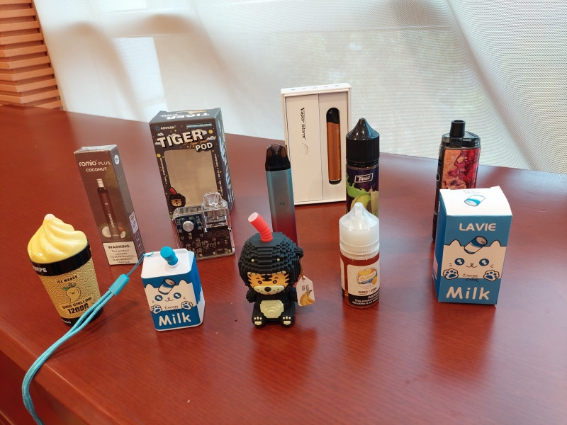 Thuốc lá điện tử &quot;núp bóng&quot; đồ chơi, vỏ hộp sữa.