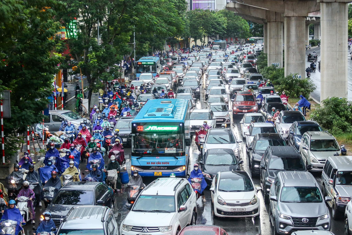 Mưa, rét kèm tắc đường buổi sáng khiến người dân Hà Nội chật vật di chuyển. Mưa, rét kèm tắc đường buổi sáng khiến người dân Hà Nội chật vật di chuyển.