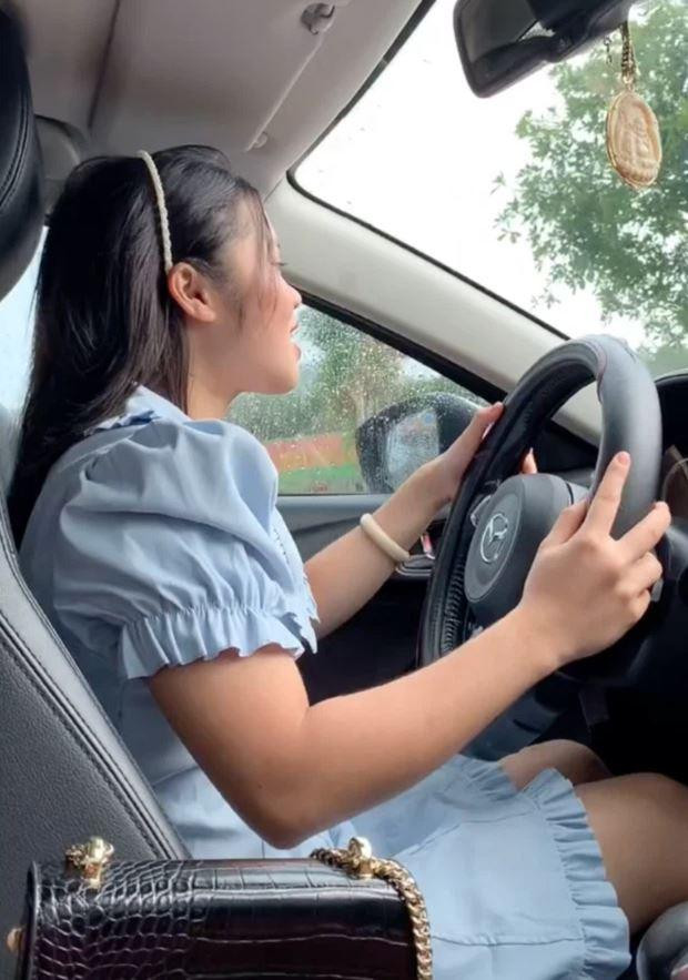 Ở tuổi 18, Julie từng được bố mẹ tặng xe Mazda 6 trị giá khoảng 1 tỷ đồng. Ở tuổi 18, Julie từng được bố mẹ tặng xe Mazda 6 trị giá khoảng 1 tỷ đồng.