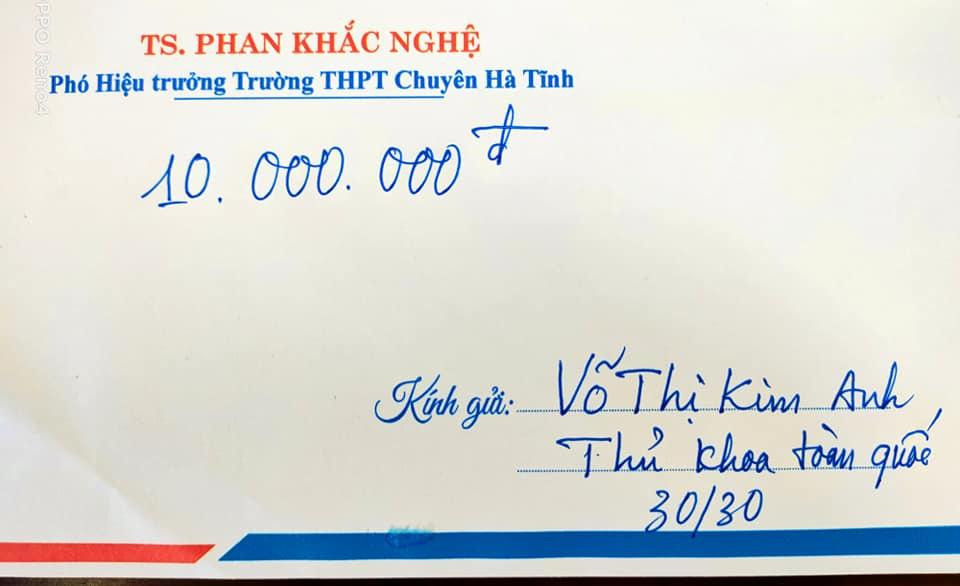 Thầy Phan Khắc Nghệ tặng cô học trò thủ khoa phần thưởng nóng 10 triệu đồng.