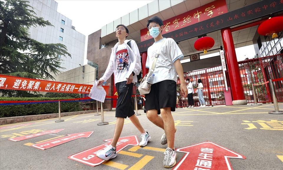 Học sinh trường trung học ở Tế Nam, thủ phủ tỉnh Sơn Đông, làm quen với địa điểm thi hôm 6/6. (Ảnh: Xinhua/CNS)