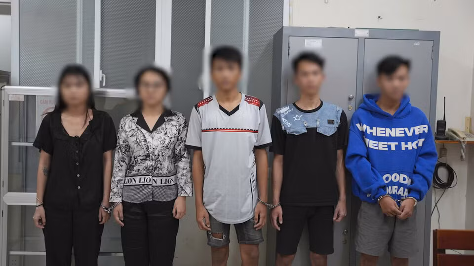 5 đối tượng bị bắt về tội “Lừa đảo chiếm đoạt tài sản”. (Ảnh: Công an cung cấp)
