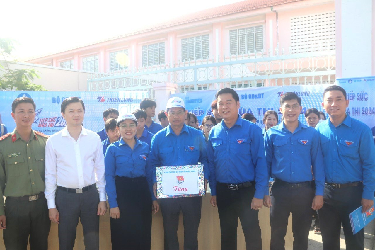 Đồng chí Bùi Hữu Lộc - Bí thư Tỉnh Đoàn, Chủ tịch Hội đồng Đội tỉnh Hậu Giang đã tặng 02 phần quà cho các đội hình tại các điểm trường. Đồng chí Bùi Hữu Lộc - Bí thư Tỉnh Đoàn, Chủ tịch Hội đồng Đội tỉnh Hậu Giang đã tặng 02 phần quà cho các đội hình tại các điểm trường.