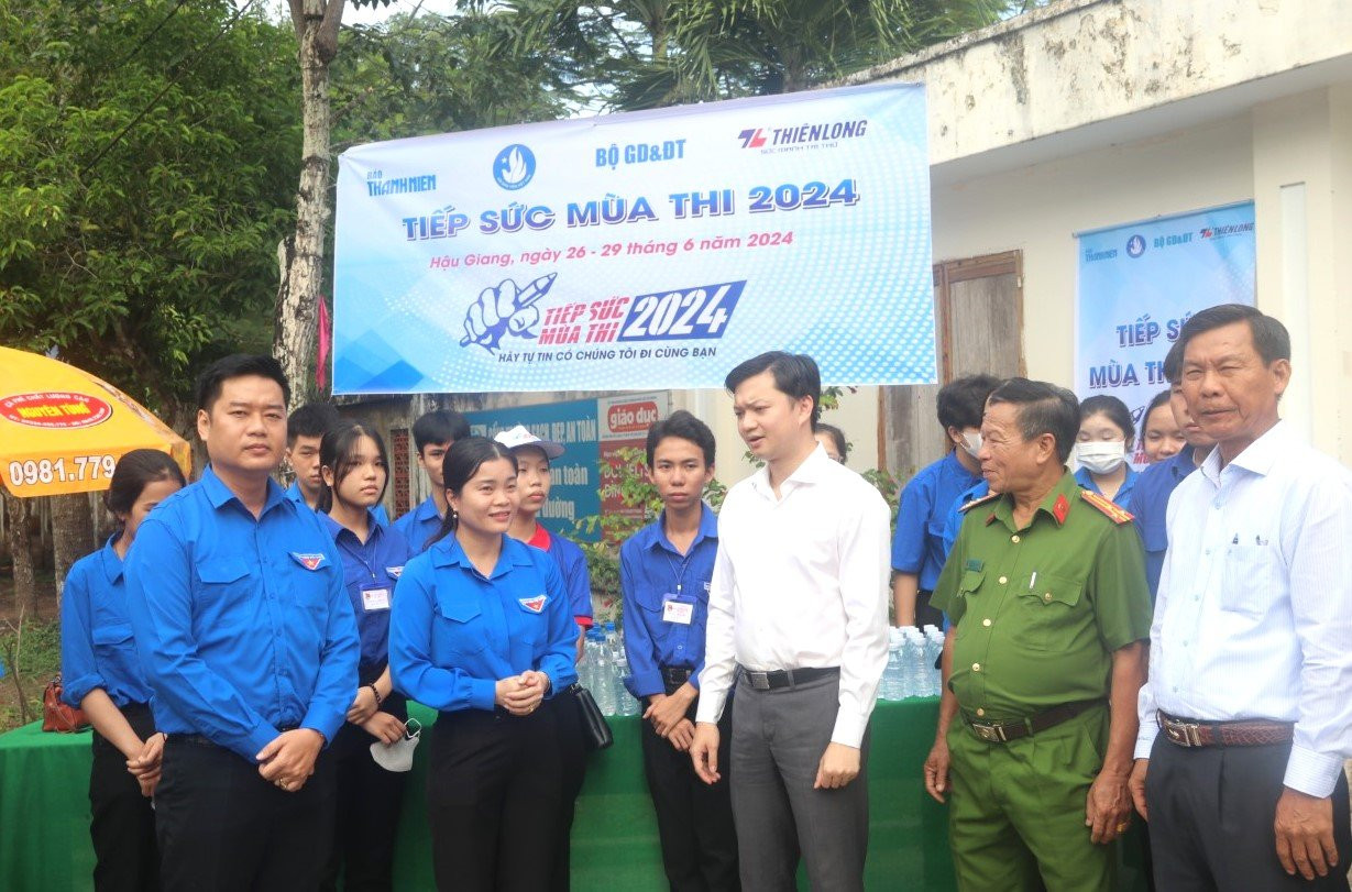 Đồng chí Nguyễn Minh Triết động viên tình nguyện viên tiếp sức mùa thi tại điểm thi. Đồng chí Nguyễn Minh Triết động viên tình nguyện viên tiếp sức mùa thi tại điểm thi.