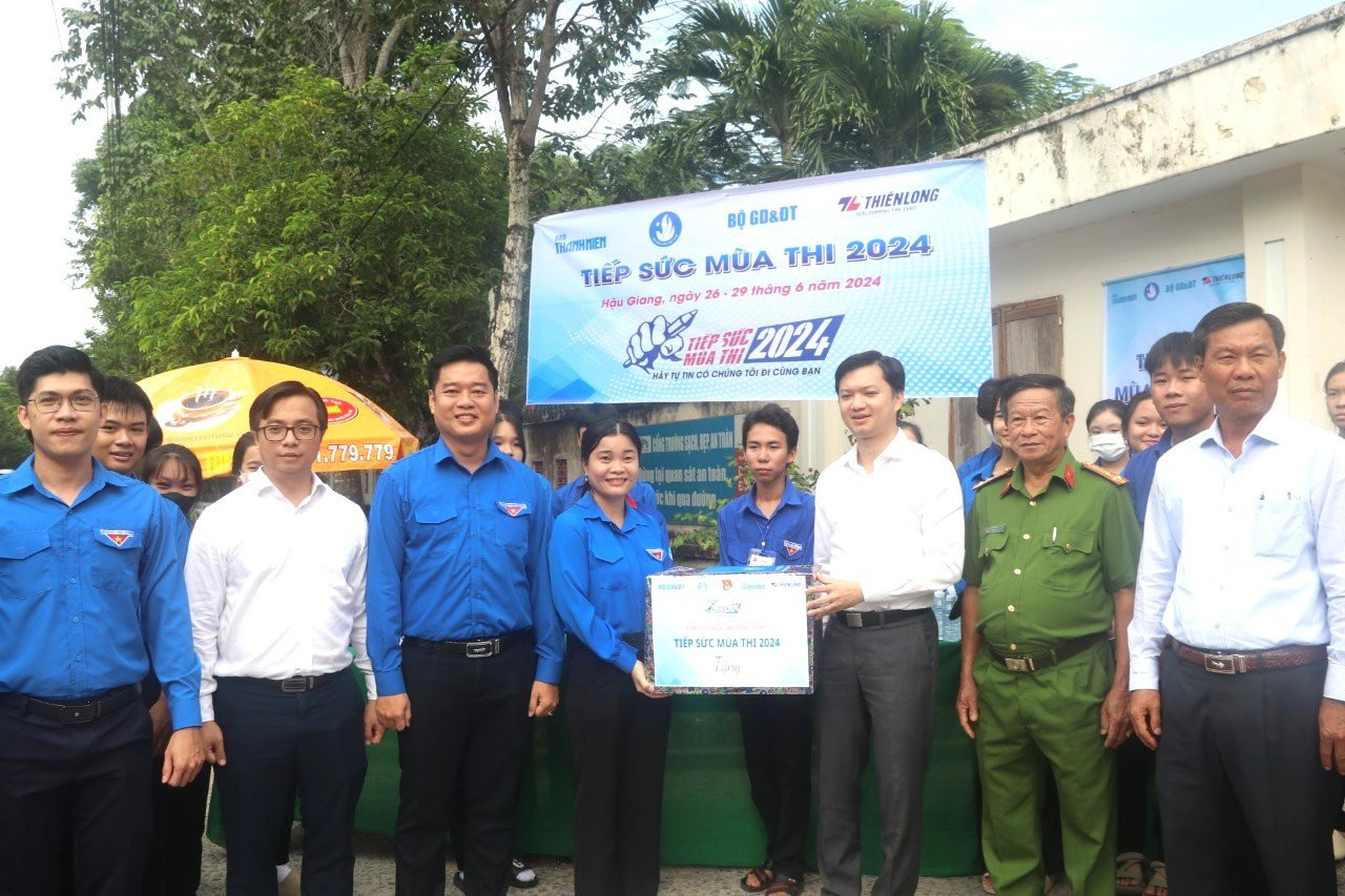 Đồng chí Nguyễn Minh Triết tặng quà tình nguyện viên tại điểm thi trường THPT Long Mỹ. Đồng chí Nguyễn Minh Triết tặng quà tình nguyện viên tại điểm thi trường THPT Long Mỹ.