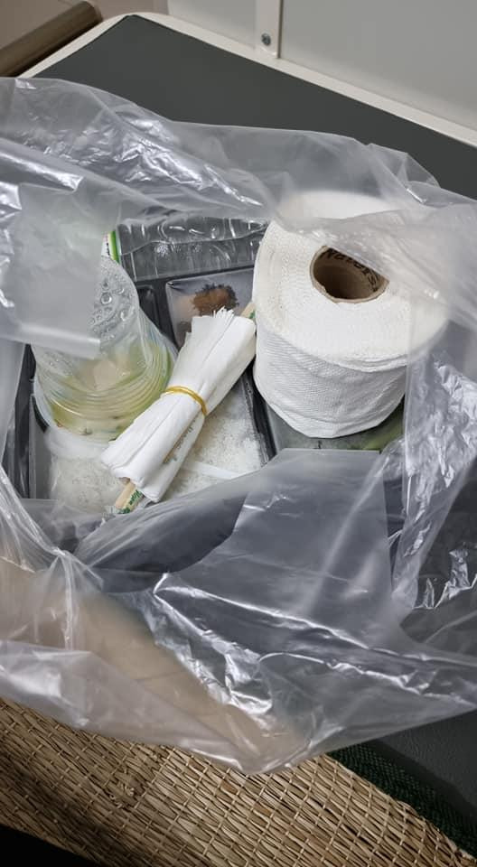 Suất cơm mà đội ngũ y tế mang đến cho Xuân Bắc trong lúc chờ kết quả xét nghiệm. Suất cơm mà đội ngũ y tế mang đến cho Xuân Bắc trong lúc chờ kết quả xét nghiệm.