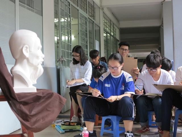 Thí sinh tham gia kỳ thi Năng khiếu của Đại học Kiến trúc Hà Nội các năm trước đều thi trực tiếp tại địa điểm thi. (Ảnh minh họa từ Internet) Thí sinh tham gia kỳ thi Năng khiếu của Đại học Kiến trúc Hà Nội các năm trước đều thi trực tiếp tại địa điểm thi. (Ảnh minh họa từ Internet)