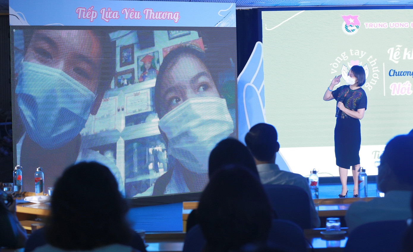 Chị Phạm Thị Hằng (Hà Nội) trò chuyện với hai em nhỏ mồ côi do đại dịch mà chị nhận bảo trợ đến năm 18 tuổi trong khuôn khổ chương trình “Nối vòng tay thương”. Chị Phạm Thị Hằng (Hà Nội) trò chuyện với hai em nhỏ mồ côi do đại dịch mà chị nhận bảo trợ đến năm 18 tuổi trong khuôn khổ chương trình “Nối vòng tay thương”.