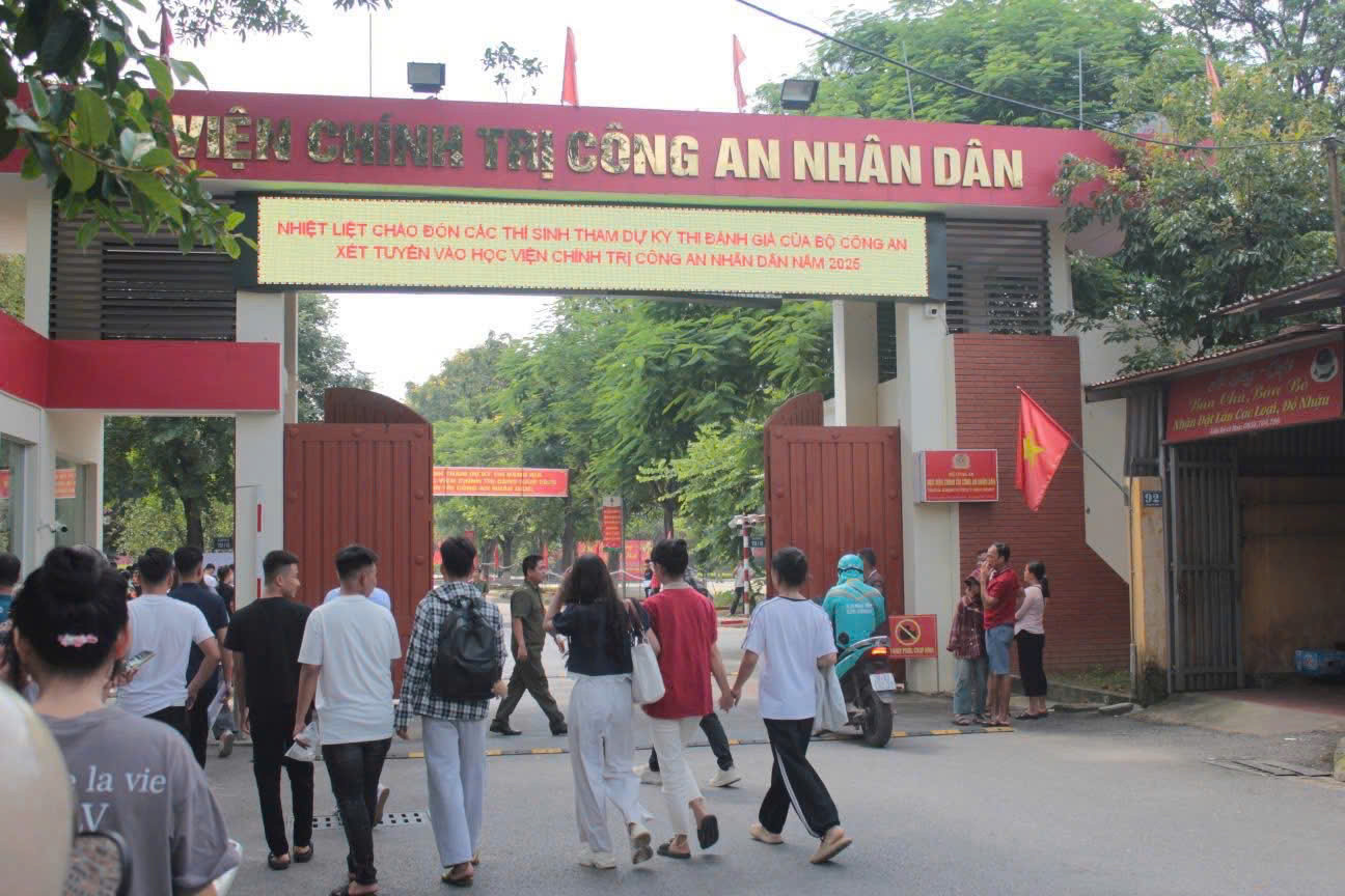 Sáng ngày 6/7, các thí sinh chính thức bước vào kỳ thi đánh giá của Bộ Công an với các mã bài thi CA1 và CA4 - đây là các bài thi tổng hợp đánh giá toàn diện kiến thức, tư duy logic, năng lực phân tích và phẩm chất phù hợp với lực lượng CAND. (Ảnh: HVCTCAND)