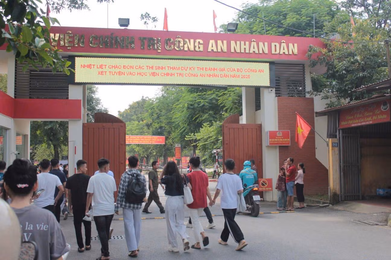 Sáng ngày 6/7, các thí sinh chính thức bước vào kỳ thi đánh giá của Bộ Công an với các mã bài thi CA1 và CA4 - đây là các bài thi tổng hợp đánh giá toàn diện kiến thức, tư duy logic, năng lực phân tích và phẩm chất phù hợp với lực lượng CAND. (Ảnh: HVCTCAND)